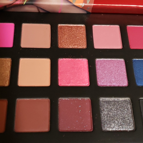 BUNDLE KYLIE JENNER SIPPING PRETTY PALETTE AND NOVA LIPSTICK - Picture 5 of 12